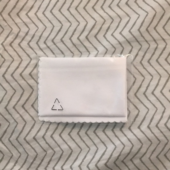 Life proof iphone 6/6s case and cloth - Picture 7 of 7